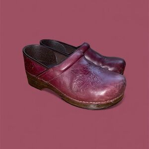 Dansko Clogs Women US10 EUR42 Embossed Pro Shoes Wine Red Burnished leather
